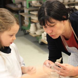 enfant faire poterie